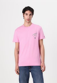 Tommy Jeans SIGNATURE CITY TEE UNISEX - Print T-shirt - carnival pink