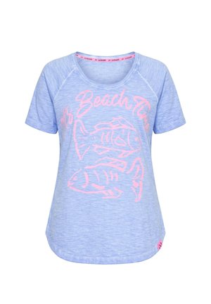 Lichtblauw shirt met korte mouwen en roze tekst "My Beach Time" plus twee omrande visillustraties aan de voorkant.
