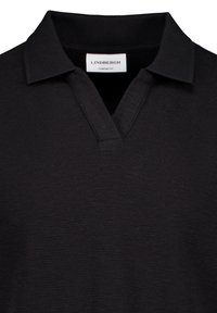 Schwarzes, gestricktes Poloshirt mit geripptem Muster, offenem Kragen und dem Etikett "Lindbergh Comfort Fit" im Nackenbereich.