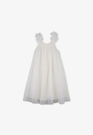 Hvit kjole laget av et lett, gjennomsiktig stoff med sølvglitter, dekorert med to blomsterdetaljer på skuldrene og et flytende design.