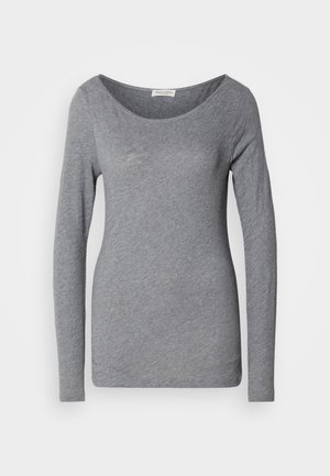 Camisa de mujer de manga larga gris con cuello en pico, corte ajustado y tejido suave y ligero, presentada sobre un fondo blanco liso.