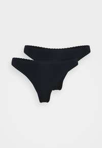 Zwarte stringonderbroek, gemaakt van zachte stof, met geschulpte randen en een minimalistisch ontwerp, die een gladde textuur en eenvoudige vorm laat zien.