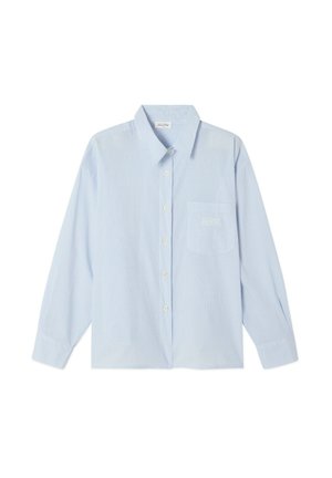 Camisa de botones de manga larga a rayas en azul claro con cuello y bolsillo en el pecho. La tela parece suave, con una sutil textura de patrón.