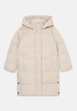 Beige lang, polstret vinterjakke med hette, frontglidelås dekket av klaff, to sidelommer og trykknapper på de nedre sidene.