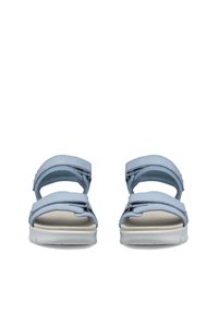 Ζευγάρι ανοιχτόχρωμων μπλε σανδαλιών με δύο ρυθμιζόμενες λουράκια και λευκές μαλακές σόλες, παρουσιάζονται από μπροστά πάνω σε λευκό φόντο.