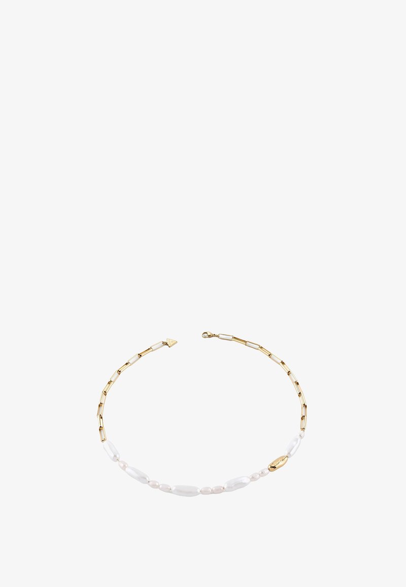 Collier chaîne en or avec des perles allongées alternées dorées et blanches, avec une petite fermoir triangulaire en or et une perle ovale en or.