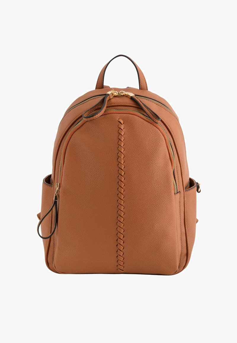 Brauner Leder-Rucksack mit strukturierter Oberfläche, zwei Reißverschlussfächern, geflochtenen Details auf der Vorderseite und goldfarbenen Hardware-Akzenten.