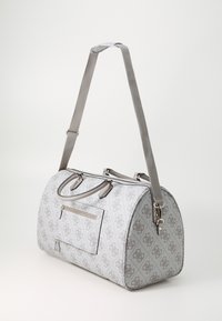 Sac de voyage gris à motif avec une poche avant zippée, des poignées doubles et une sangle ajustable. Fabriqué en tissu avec des accents métalliques lisses.