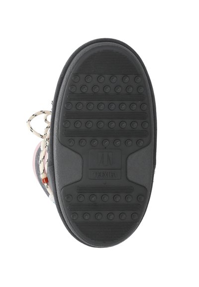 Semelle en caoutchouc noire d'une botte d'enfant avec des crampons ronds, des lignes horizontales, et des lacets visibles blancs et à motifs sur un fond blanc.