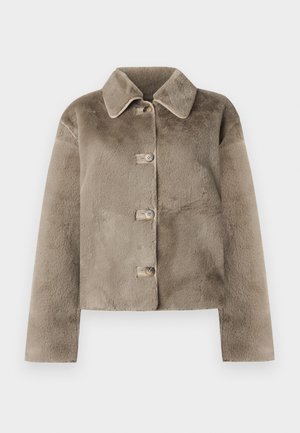 Veste courte en fausse fourrure taupe avec un col, cinq boutons et des manches longues. Texture douce, design court, sans motifs ni accents visibles.
