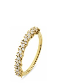 Goldring, besetzt mit mehreren kleinen runden, klaren Edelsteinen, mit einem geschwungenen, glatten Band und Krappenfassungen für die Steine.