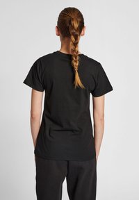 Sort bomulds t-shirt med rund hals og korte ærmer, der har et enkelt design og en glat tekstur. Set fra ryggen.