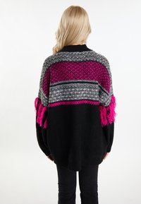Maglione nero lavorato a maglia con pannelli a motivo rosa e grigio, caratterizzato da dettagli con frange. Taglio oversize, vestibilità comoda con scollatura e orlo a costine.