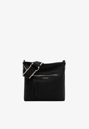 Zwarte textuurige crossbodytas met een voorvak met ritssluiting, zilveren rits en brede verstelbare band met beige randen.
