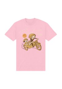 Rosa Baumwoll-T-Shirt mit einem Grafikdesign von zwei Charakteren auf einem Fahrrad mit Beiwagen, umrandet in Gold mit dem Text "Born Free" darüber.