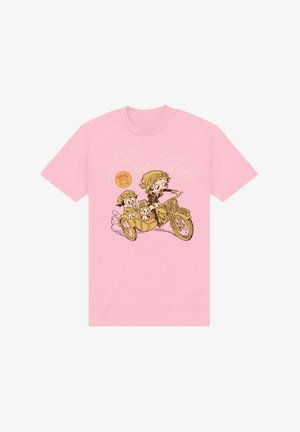 Rosa Baumwoll-T-Shirt mit einem Grafikdesign von zwei Charakteren auf einem Fahrrad mit Beiwagen, umrandet in Gold mit dem Text "Born Free" darüber.