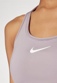 Nike Performance BRA - Sport-bh met medium support - light violet/ore white