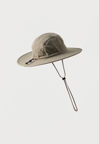 Μπεζ πλατύγυρο καπέλο εξωτερικού χώρου με ρυθμιζόμενο λουράκι στο πιγούνι και οπές αερισμού, σε απλό λευκό φόντο.