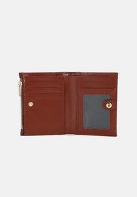 Portafoglio in pelle marrone con una tasca con zip, dotato di sei scomparti per carte, una finestra trasparente per l'ID e una chiusura a scatto dorata. Texture liscia e finitura lucida.