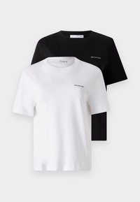 Due magliette a maniche corte, una nera e una bianca, realizzate in cotone. Entrambe presentano un collo rotondo e un piccolo logo "SELECTED" sul petto.