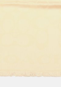 Écharpe beige avec un motif monogramme ton sur ton subtil, dotée de bords frangés et d'une texture lisse. Le design est simple et élégant.