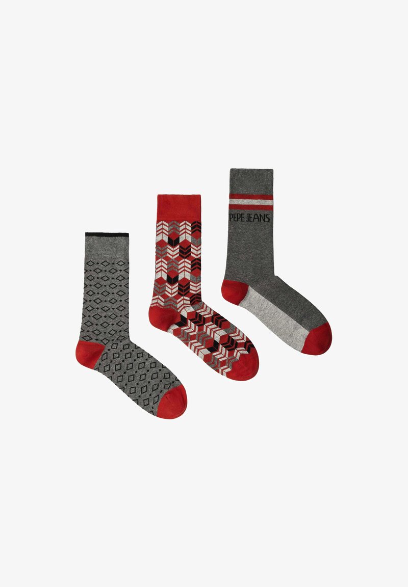 Tres pares de calcetines de media caña en tonos grises y rojos: dos con patrones geométricos y uno con el logo de Pepe Jeans y rayas.