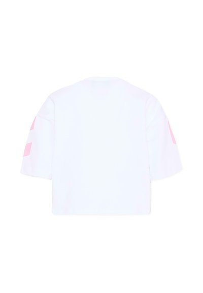 Biały krótki T-shirt z opuszczonymi ramionami i różowymi ukośnymi paskami na obu rękawach, widziany od tyłu.
