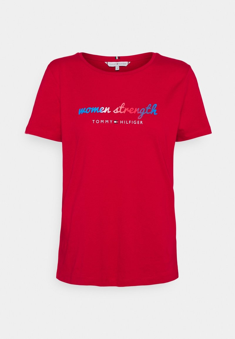 T-shirt in cotone rosso con maniche corte e scollatura rotonda. Presenta il testo "forza femminile" in blu e bianco con il marchio sottostante.