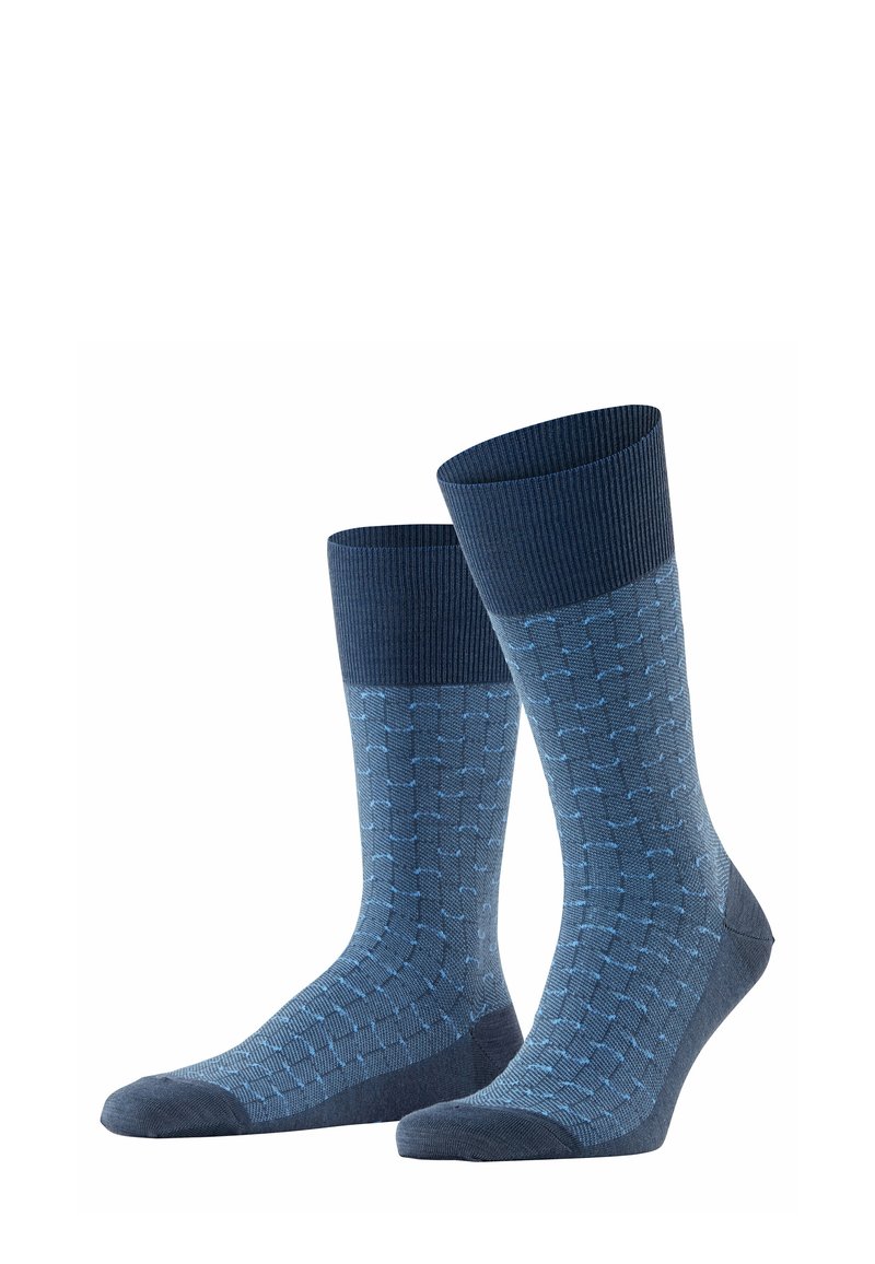 Calze blu con motivo a righe e bordo a coste. Presentano un design geometrico di blu chiaro su uno sfondo blu scuro. Tessuto in misto cotone.
