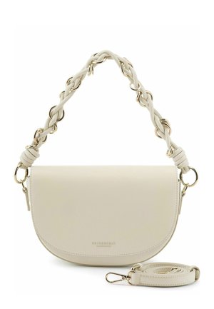 Sac bandoulière en cuir crème avec poignée rehaussée d'une chaîne dorée et bandoulière détachable, doté d'un rabat arrondi et d'un embossage subtil de la marque.