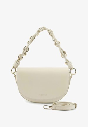 Crèmekleurige lederen schoudertas met handvat voorzien van een gouden kettingaccent en afneembare riem, met een afgeronde klep en subtiele merkopdruk.