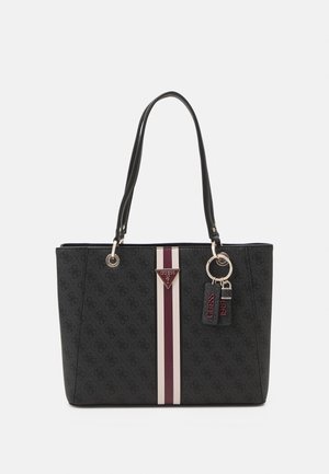 Sac cabas noir Guess avec doubles poignées, motif monogramme subtil, bande verticale bordeaux et blanche, et étiquettes porte-clés attachées.