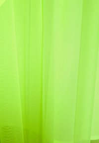 Kangas läpinäkyvää, kevyttä materiaalia kirkkaan fluoresoivassa vihreässä, pehmeällä tekstuurilla ja sileällä laskoksella, jossa on hienovaraisia värinvaihteluita.