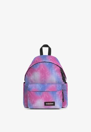 Zaino tie-dye rosa, viola e bianco con tasca frontale con zip, tasche laterali, manico nero e patch con il logo Eastpak sulla tasca frontale.