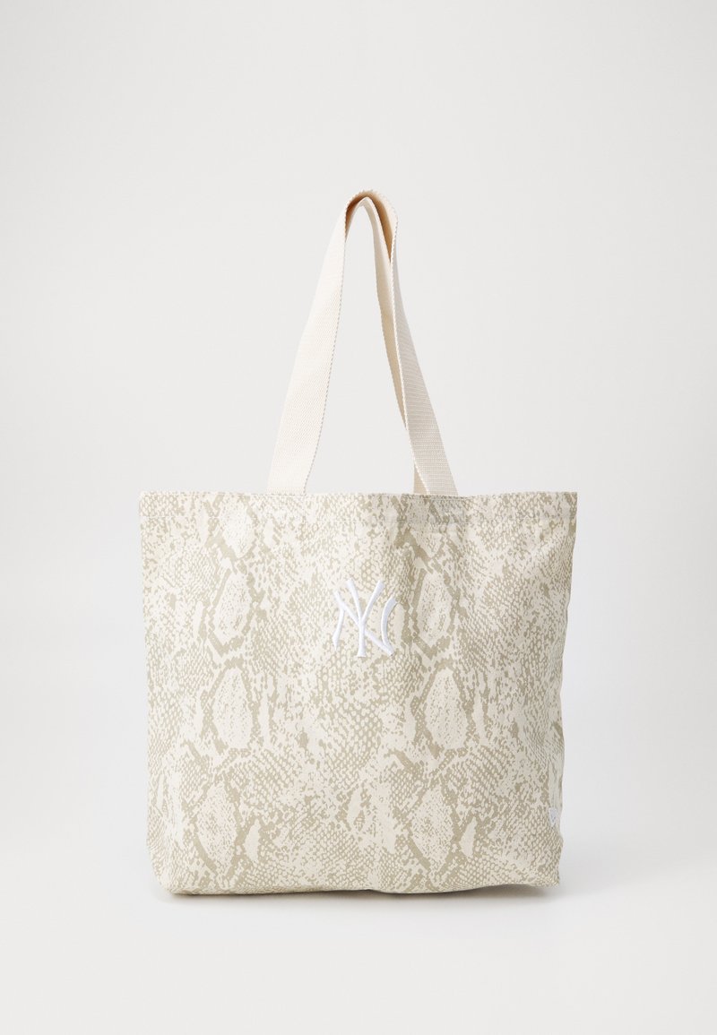 Μεγάλη τσάντα tote με κρέμ και μπεζ σχέδιο φιδιού, διαθέτει δύο ανθεκτικές καμβά τσάντες και ένα λευκό κεντημένο λογότυπο στο μπροστινό μέρος.