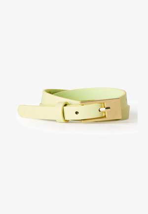 Ceinture en cuir jaune clair avec une boucle rectangulaire dorée, enroulée une fois et posée à plat sur une surface blanche.