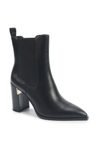 Juodas odinis kulkšninis botas su smailiu pirštu, blokuotu kulnu, elastinga šonine detale ir mažai metaline detale ant kulno.