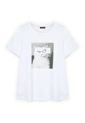 Weißes Kurzarm-T-Shirt mit schwarz-weißem Katzenfoto und rechteckigem Aufnäher, der cartoonartige wütende Augen über dem Gesicht der Katze zeigt.