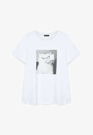 Wit T-shirt met korte mouwen met zwart-wit kattenfoto en een rechthoekige patch met cartoon boze ogen over het gezicht van de kat.