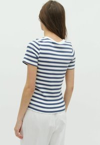 Top de rayas azul y blancas de manga corta con cuello redondo, forma ajustada y tela texturizada, mostrado desde la parte trasera con un fondo blanco sólido.