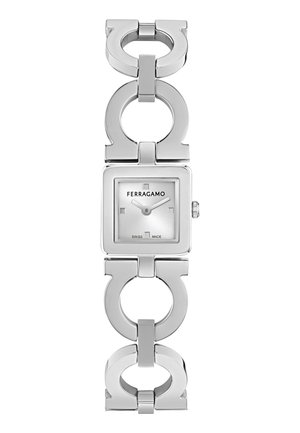 Ezüst Ferragamo karóra négyzet alakú számlappal, minimalista számlappal és összekapcsolt, jellegzetes Gancini-formájú karkötővel.