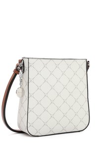 Bílá kožená crossbody taška s diamantovým vzorem a šedými akcenty. Obsahuje jeden hnědý ramenní popruh a kovový charm s logem.