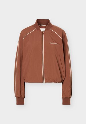 Καφέ κοντό bomber μπουφάν με φερμουάρ μπροστά, ριμπ μανσέτες και γιακά, λευκές λεπτομέρειες piping και λογότυπο "Marc O'Polo" στο στήθος.