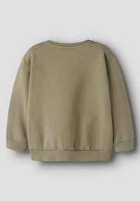 Sudadera verde oliva vista trasera, que presenta una textura suave, un cuello redondo y puños y bajo acanalados para un ajuste estructurado.