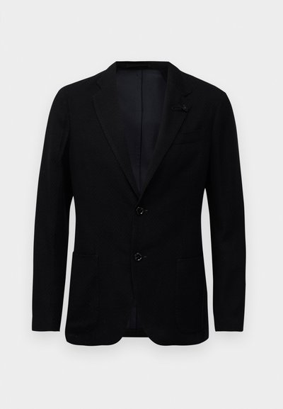 Sort herreblazer med to frontlommer, slagkrave, to knapper og et subtilt struktureret stof på hvid baggrund.