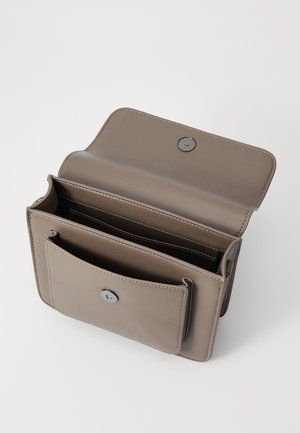 Taupe farvet læder crossbody taske med frontlomme og magnetisk lukning, vist åben for at vise de indvendige rum.