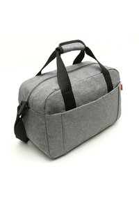 Grau farbene Stoff-Reisetasche mit schwarzen Griffen, Reißverschluss und Seitentasche. Rechteckige Form mit weichem Material und verstärkten Nähten.