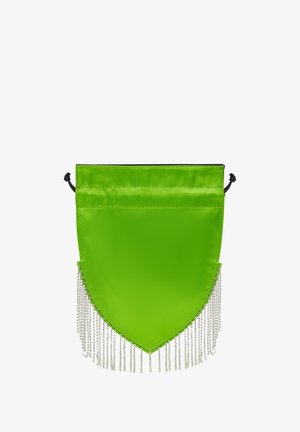 Zelená saténová taška s trojuholníkovým tvarom, sťahovacím vrchom a striebornými strapcami na spodnej strane. Hladká textúra, minimalistický dizajn.