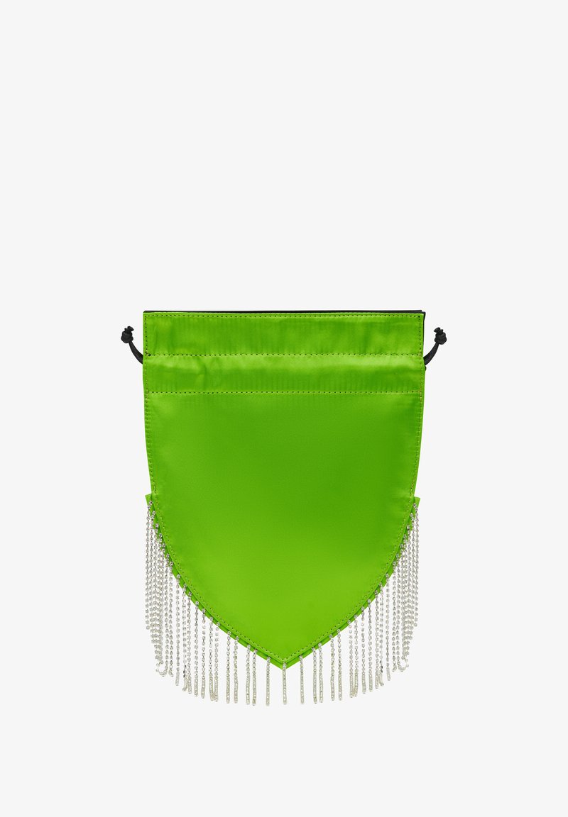Zelená saténová taška s trojuholníkovým tvarom, sťahovacím vrchom a striebornými strapcami na spodnej strane. Hladká textúra, minimalistický dizajn.