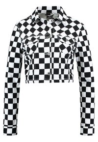 Afgekort spijkerjack in zwart-wit ruitpatroon. Voorzien van een klassieke kraag, twee voorzakken en een knoopsluiting. Gestructureerde stof.